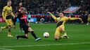  Dortmunds Mats Hummels (r) blockt einen Schuss von Leverkusen Exequiel Palacios