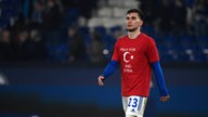 Mehmet-Can Aydin von Schalke 04 mit einem Trikot für die Opfer der Erdbebenkatastrophe in der Türkei und Syrien
