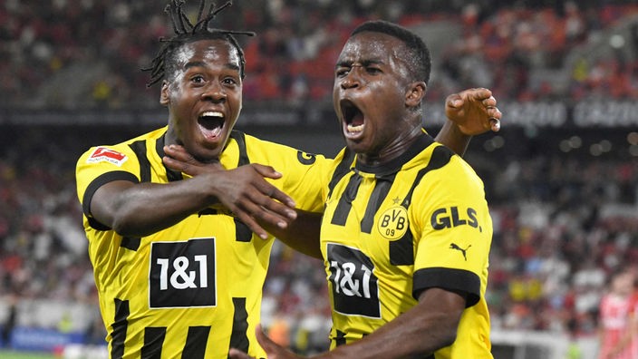 Dortmunds Jamie Bynoe-Gittens (links) und Youssoufa Moukoko bejubeln den Sieg in Freiburg.
