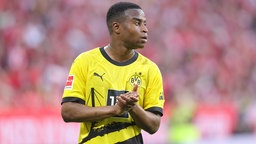 Youssoufa Moukoko im Trikot von Borussia Dortmund.