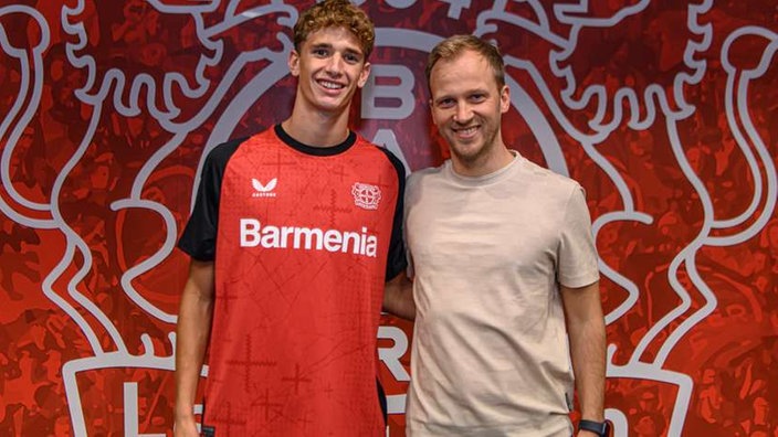 Leverkusens Neuzugang Andrea Natali (l.) mit Kim Falkenberg (r., Head of Recruitment Bayer 04 Leverkusen).