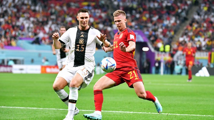 Deutschland-Verteidiger Niklas Süle (l.) kämpft bei der WM mit Spaniens Dani Olmo um den Ball