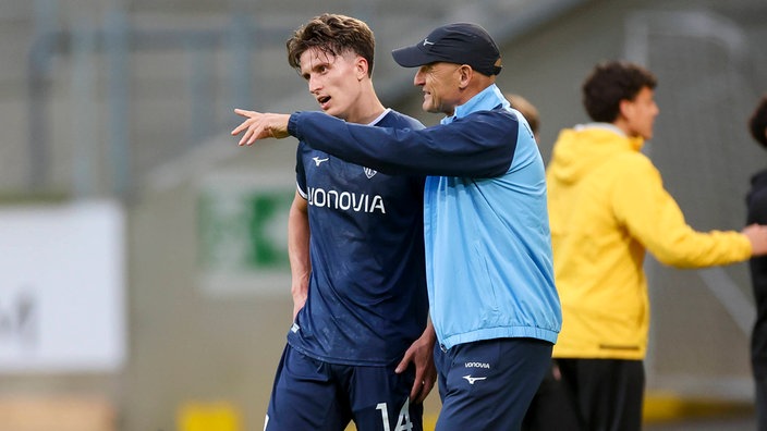 Tim Oermann vom VfL Bochum mit Trainer Peter Zeidler