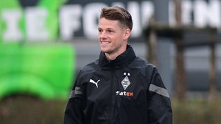 Torhüter Jonas Omlin auf dem Weg zu seiner ersten Trainingseinheit für seinen neuen Verein Borussia Mönchengladbach.