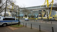 Vor dem Signal-Iduna Park in Dortmund stehen Polizei Autos
