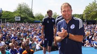 Trainer Kramer klatscht bei der Saisoneröffnung von Schalke 04