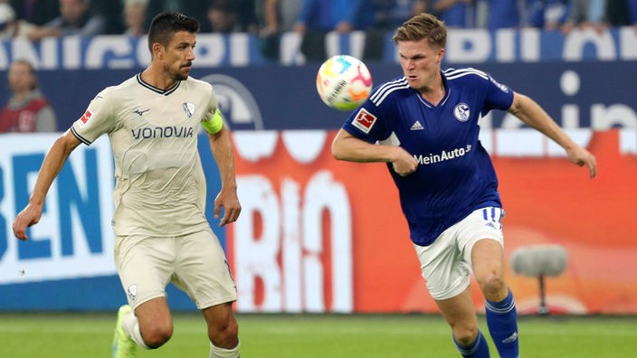 Zweikampf zwischen Marius Bülter von Schalke 04 und Anthony Losilla vom VFL Bochum.