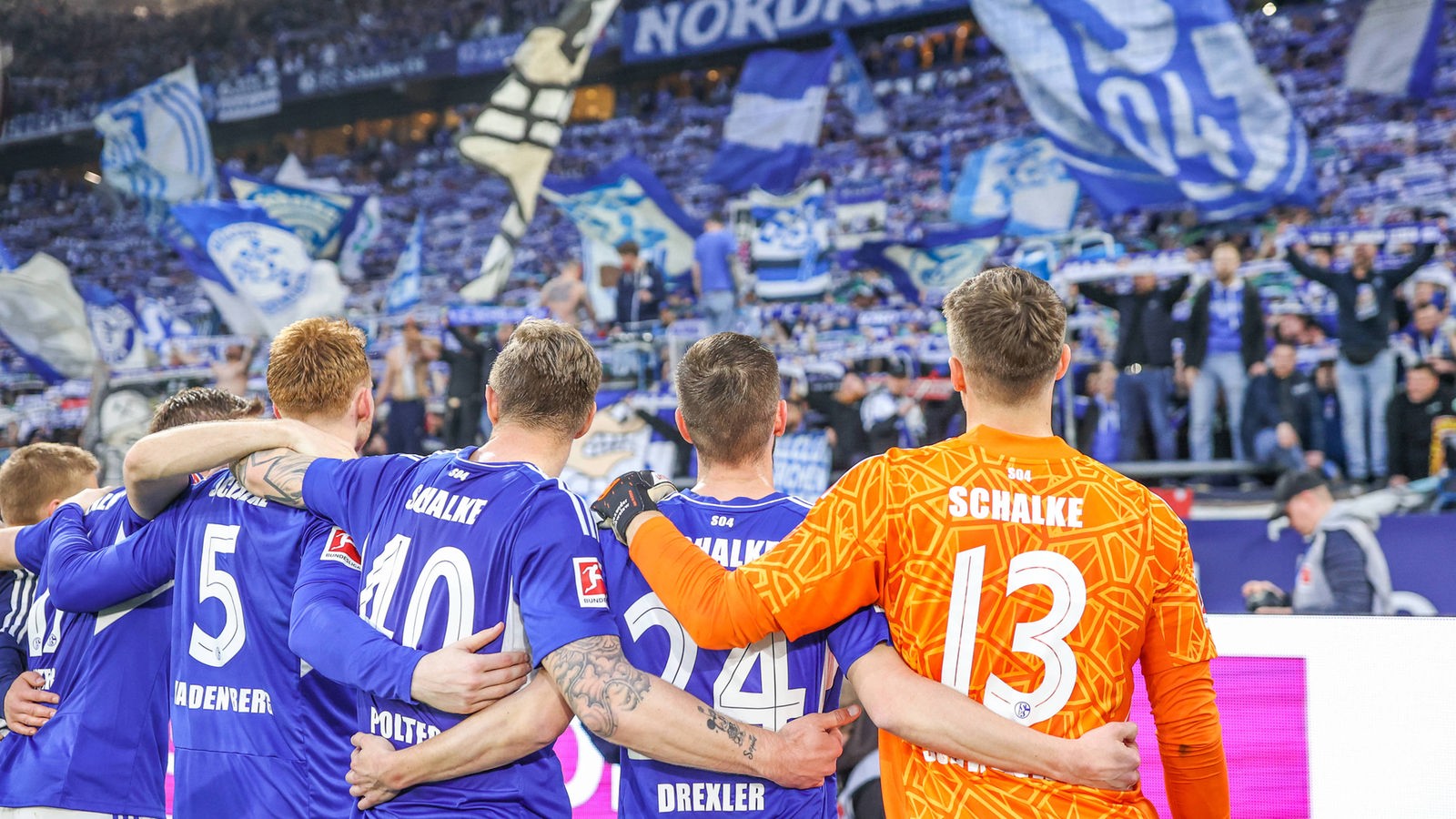 Fußball-Bundesliga: Schalke 04 gegen Eintracht Frankfurt mit blau ...