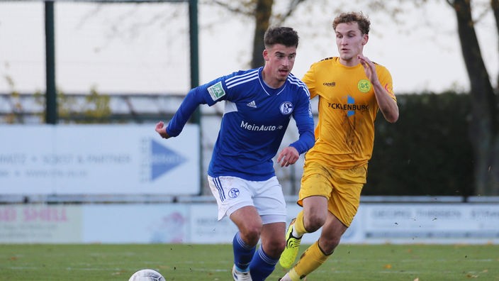 Schalke-Linksverteidiger Kerim Calhanoglu (l.) führt im Testspiel gegen den SV Straelen den Ball