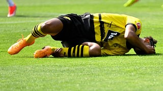 Dortmunds Sebastian Haller liegt verletzt am Boden