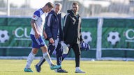 Schalkes Sebastian Polter (l.) verlässt verletzt den Platz