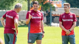 Gerardo Seoane mit seinem Co-Trainern Patrick Schnarwiler (l.) und Alberto Encinas.
