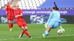 Sophia Winkler hat in dieser Szene keine Chance gegen den Schuss von Pernille Harder (Bayern München).