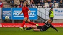 Lena Ostermaier (r., SGS Essen) klärt vor Giulia Gwinn (Bayern München).