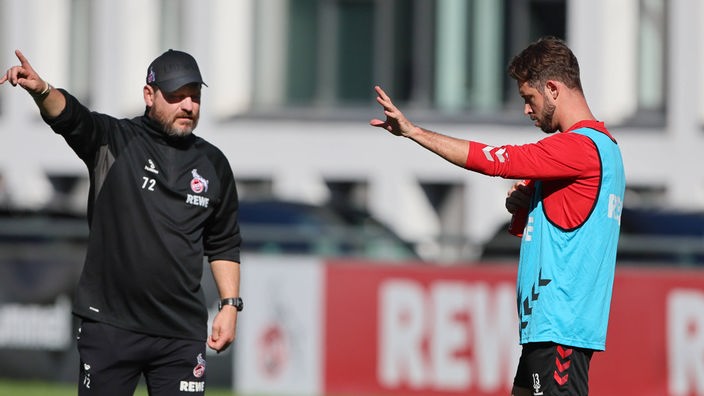Köln Trainer Steffen Baumgart im Gespräch mit Mark Uth