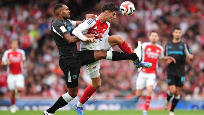 Jonathan Tah (links) von Bayer Leverkusen im Duell mit Kai Havertz vom FC Arsenal.