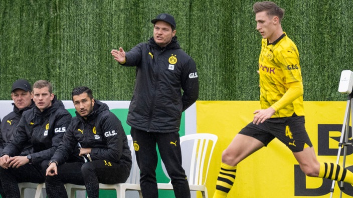 BVB-Trainer Edin Terzic am Spielfeldrand während des Testspiels gegen Standard Lüttich