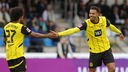 Borussia Dortmunds Karim Adeyemi (l.) und Felix Nmecha klatschen sich ab