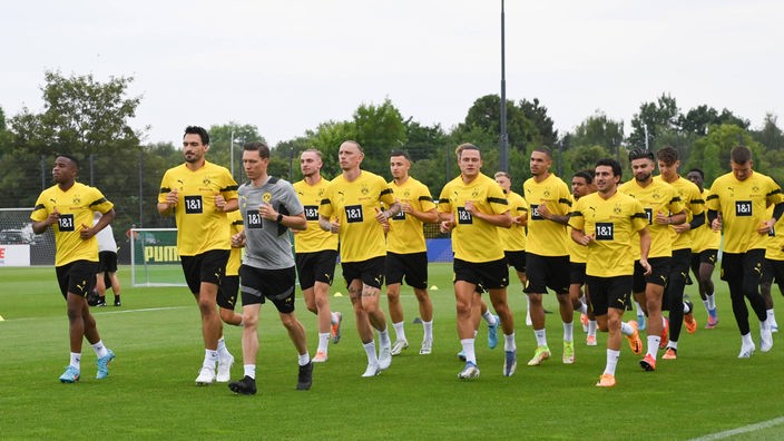 Die Fußballprofis von Bundesligist Borussia Dortmund laufen sich beim Trainingsauftakt warm