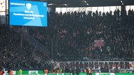 Im Bundesliga-Spiel VfL Bochum gegen VfB Stuttgart versperrt ein Banner von Gäste-Ultras zeitweise Fluchttore