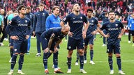 Die Spieler des VfL Bochum stehen nach der Niederlage in Mainz enttäuscht auf dem Rasen