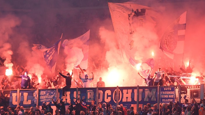 Fans des VfL Bochum zünden Pyrotechnik im Block