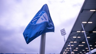 Das Logo des VfL Bochum auf einer Eckfahne.