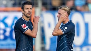 Anthony Losilla (l.) und Lukas Daschner vom VfL Bochum sind enttäuscht nach der Niederlage gegen Borussia Mönchengladbach.
