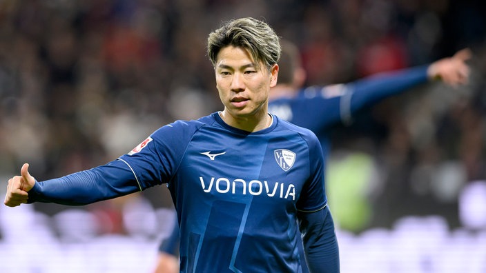 Takuma Asano, Fußballspieler des VfL Bochum, zeigt den Daumen nach oben