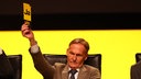 Dortmunds Vorsitzender Hans-Joachim Watzke hebt seine Stimmkarte