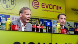 Hans-Joachim Watze (l.) und Lars Ricken bei der Vorstellungspressekonferenz von Lars Ricken als neuer Geschäftsführer Sport bei Borussia Dortmund.