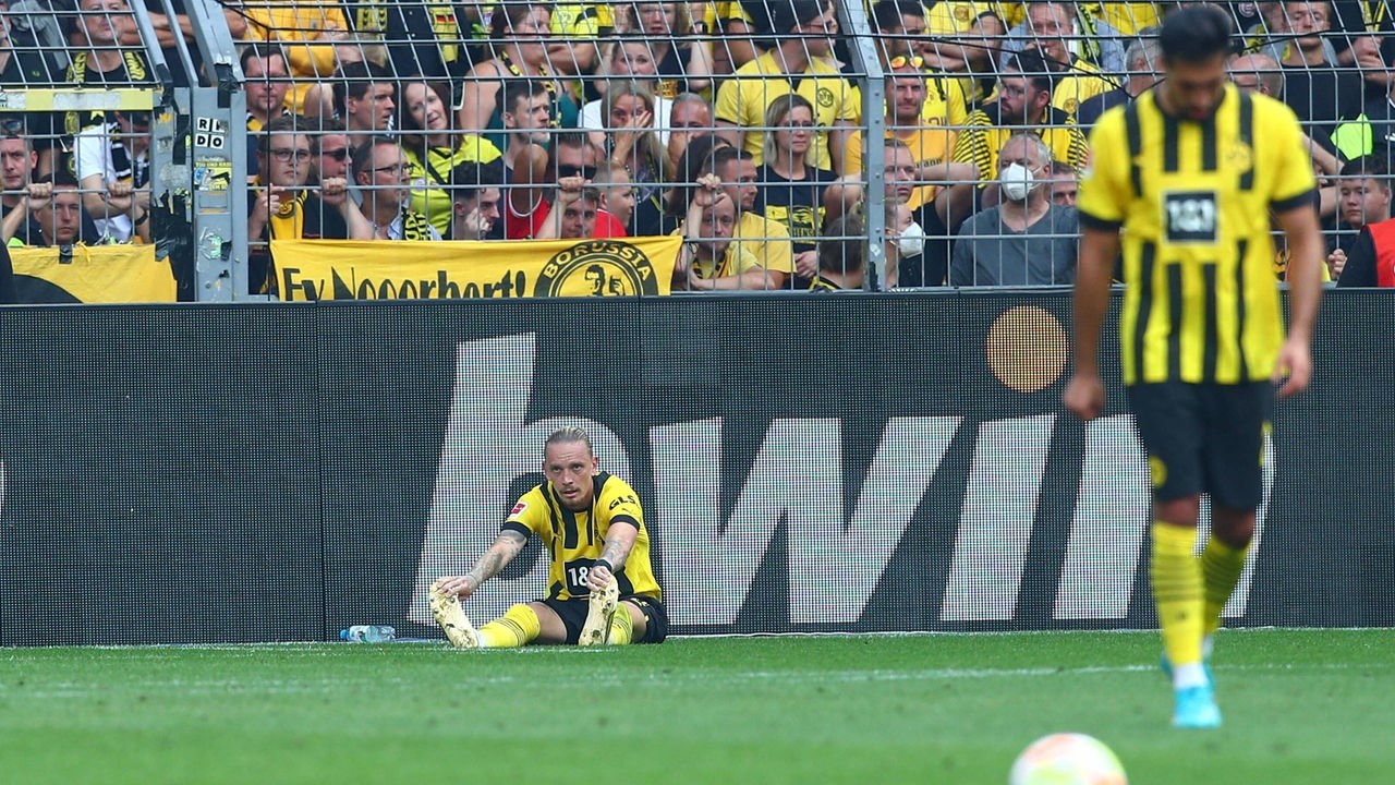 Marius Wolf sitzt nach der Niederlage gegen Weder Bremen enttäuscht auf dem Rasen in Dortmund.