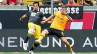 Dortmunds Mats Hummels im Zweikampf mit Dresdens Kevin Ehlers