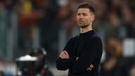 Leverkusens Trainer Xabi Alonso steht während des Spiels gegen AS Rom an der Seitenlinie.