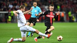 Zweikampf zwischen Florian Wirtz (Bayer 04 Leverkusen) und Tomas Soucek (West Ham United)