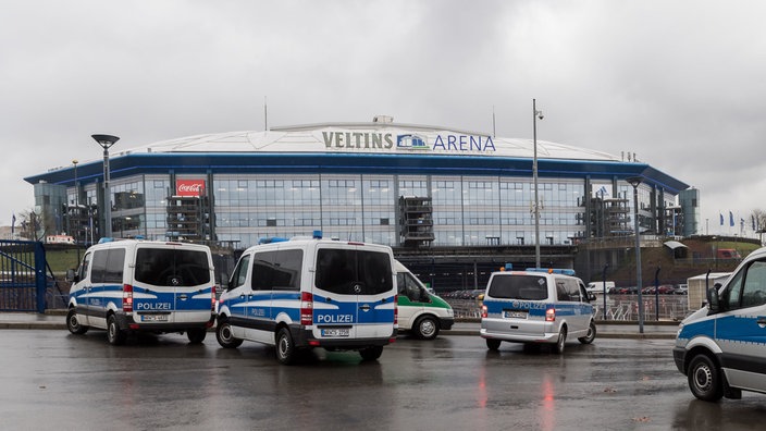 Polizisten stehen vor der Veltins Arena auf Schalke