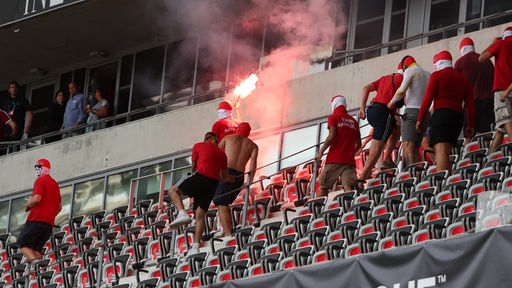 Fans während der Ausschreitungen am Rande des Spiels OGC Nizza gegen den 1. FC Köln