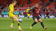Julian Hettwer von Borussia Dortmund II und der Ingolstädter Leon Guwara im Zweikampf