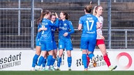 Spielerinnen der SGS Essen bejubeln den Treffer zum 1:0 im Spiel beim 1. FC Köln