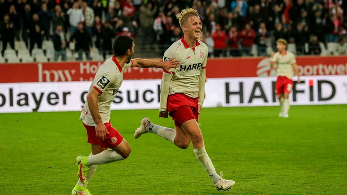 Felix Götze (r.), Rot Weiss Essen, jubelt nach seinem Treffer gegen Saarbrücken