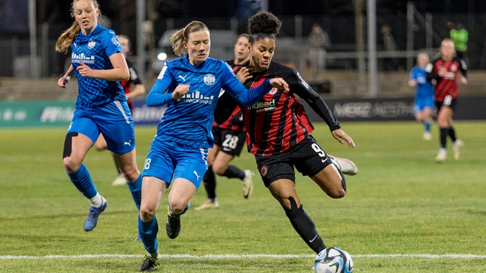 Lena Ostermeier (SGS Essen) im Laufduell mit Shekiera Martinez (Eintracht Frankfurt)