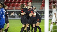Die Spielerinnen von Bayer Leverkusen jubeln in der Bundesliga-Partie gegen den SC Freiburg
