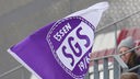 Ein Fußballfan schwenkt eine Fahne mit dem Logo des Frauen-Bundesligisten SGS Essen
