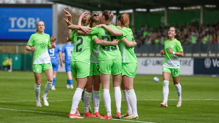 Spielerinnen des VfL Wolfsburg feiern ein Tor