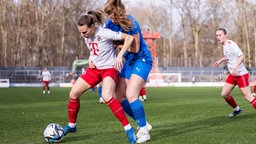 Zweikampf zwischen der Kölnerin Dora Zeller und Laura Pucks von der SGS Essen