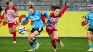 Leverkusens Elisa Senß (links) im Duell mit Lisa Kolb vom SC Freiburg.