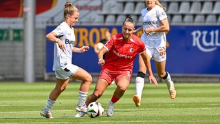 Kristin Kögel und Shekiera Martinez im Kampf um den Ball