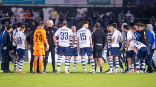 Der MSV Duisburg steht nach der 3:5-Niederlage gegen Lübeck enttäuscht im Kreis