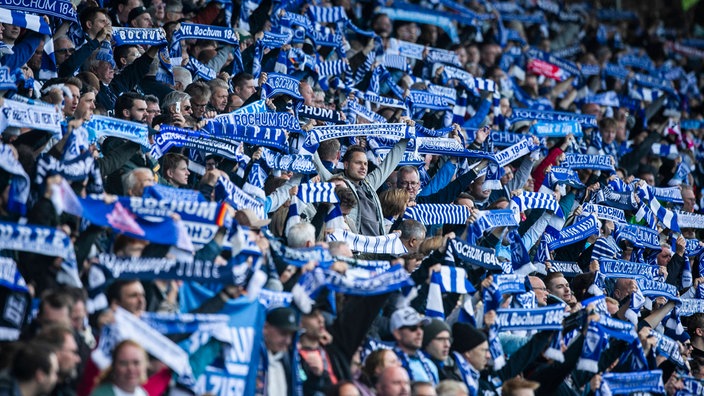 Fans des VfL Bochum feuern ihre Mannschaft im Ruhrstadion an