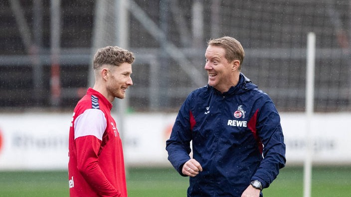 Kölns neuer Trainer Timo Schultz (r.) spricht mit Kapitän Florian Kainz.